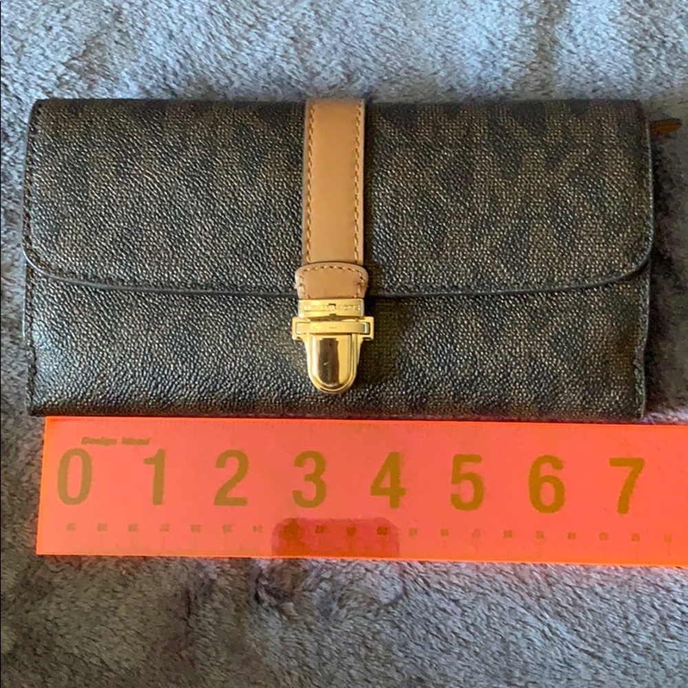 Michael Kors Wallet 💜PRICE DROP, GREAT DEALS💜